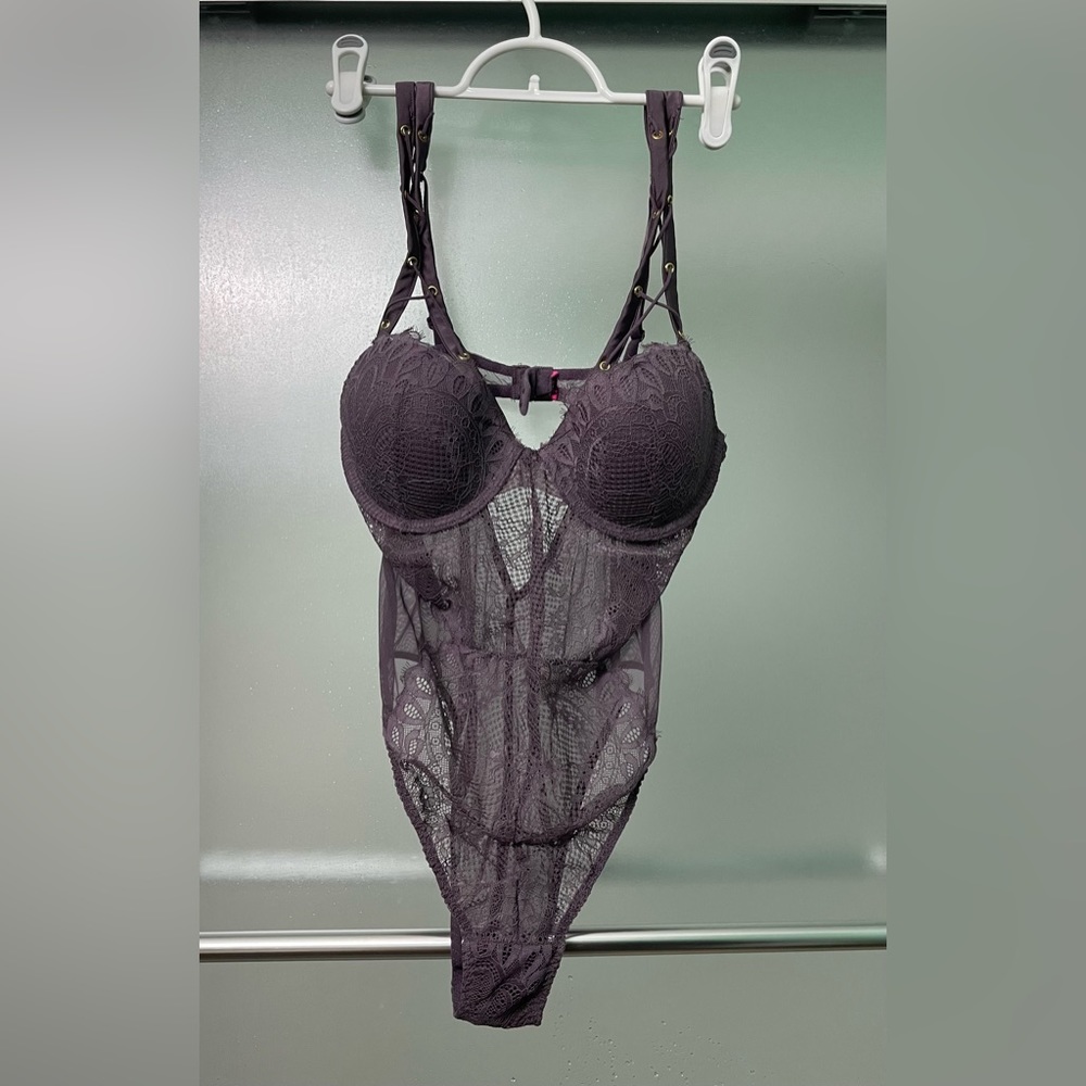 Elegant Lace Bodysuit - Black